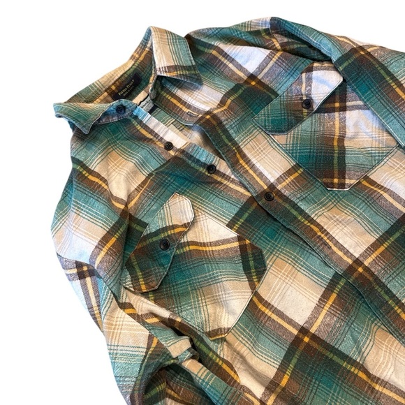 Women’s Plaid Button Down Shirt - Picture 4 of 6